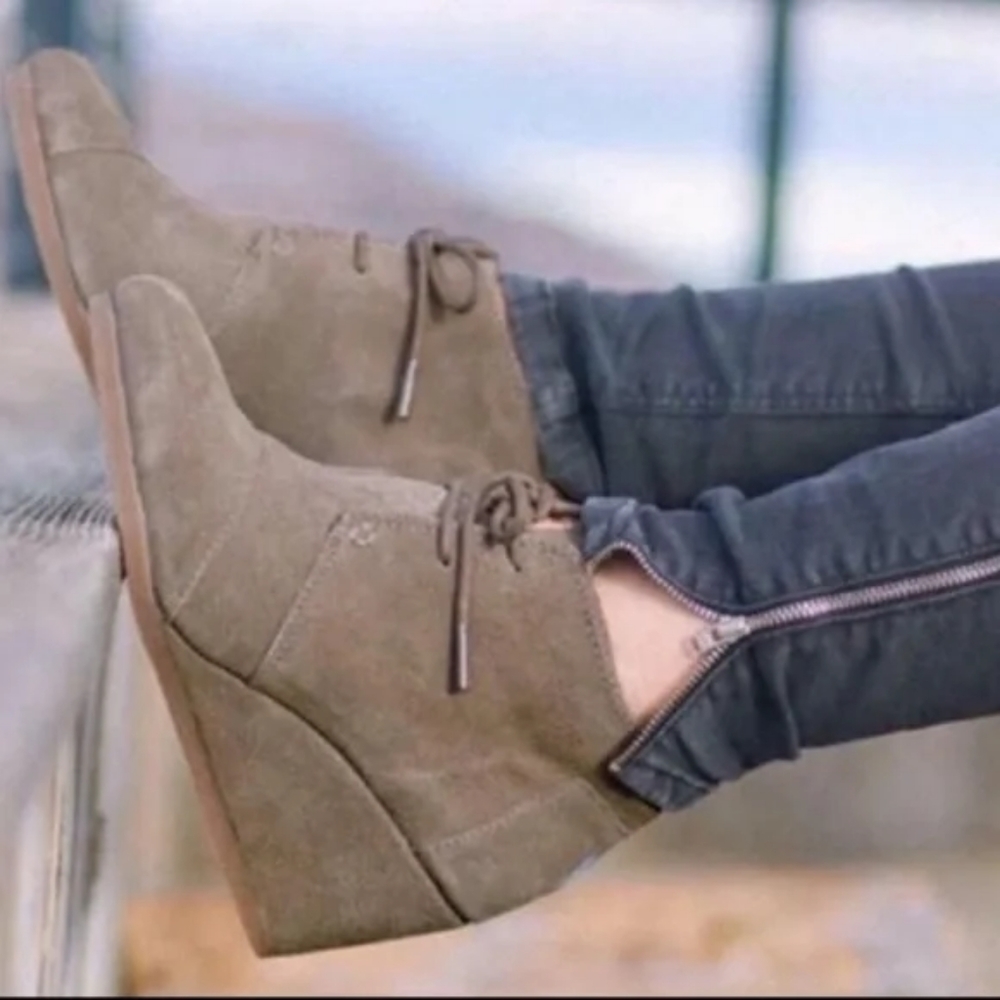 TOMS Desert Suede Wedge Lace Up Ankle Boots in Taupe Size 9